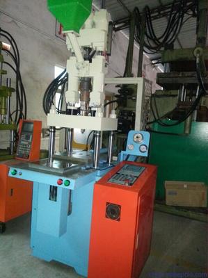 大量雙合金螺桿二手立式注塑機優(yōu)惠價出售，適合手機連接產品制造